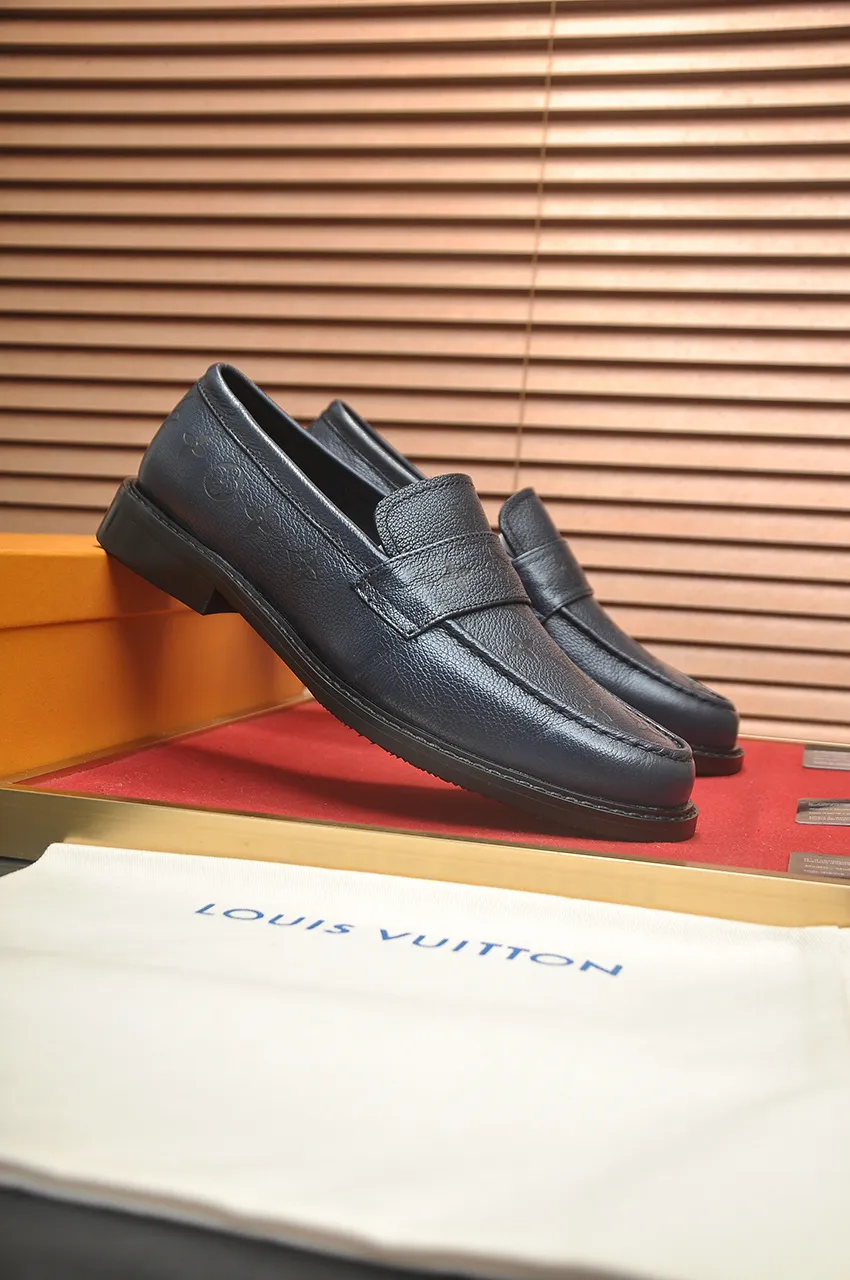 Men's men's shoes 💰460💶 [LV] (all high-end sheep lining) 🍀LV's latest genuine leather business suit shoes are launched simultaneously on the official website. The first-layer cowhide imported from Italy is made of heavy gold, 💥official website 1:1 rubber outsole. Versatile to wear, high-end without losing class, and the color combination is extraordinary. This four-season style is alluring when worn on your feet, showing off your big-name flair. Standard code 38-45 (45 customized)